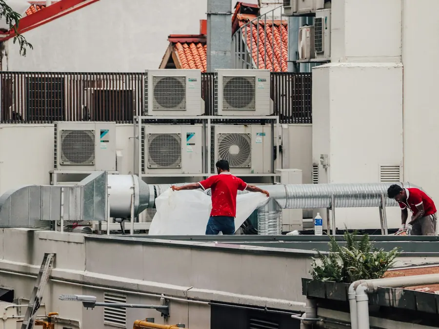 Técnicos em manutenção de sistema de climatização comercial