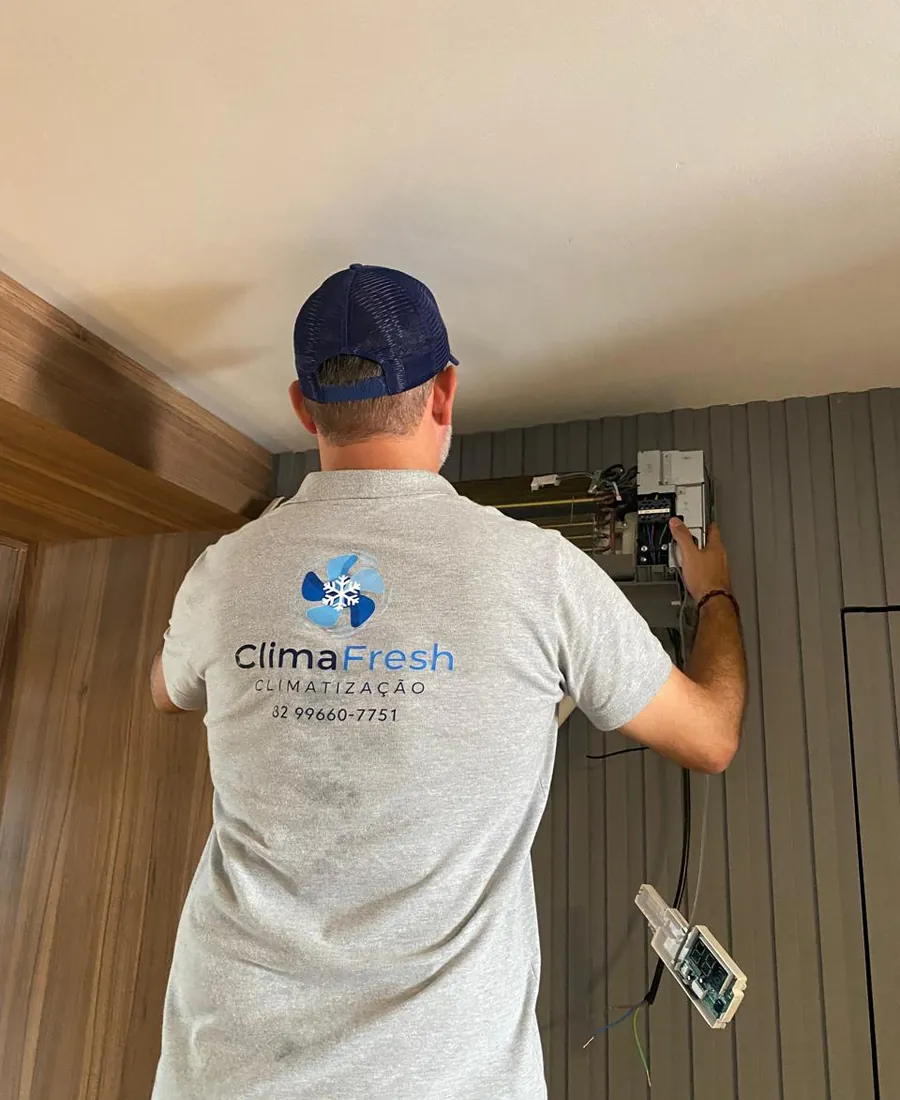 Técnico da Clima Fresh uniformizado realizando instalação